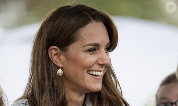 Kate Middleton, duchesse de Cambridge, portait des boucles d'oreilles Accessorize lors de l'inauguration du jardin Back to Nature au jardin botanique de Wisley, le 10 septembre 2019.