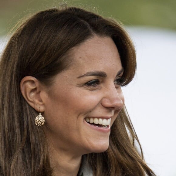 Kate Middleton, duchesse de Cambridge, portait des boucles d'oreilles Accessorize lors de l'inauguration du jardin Back to Nature au jardin botanique de Wisley, le 10 septembre 2019.