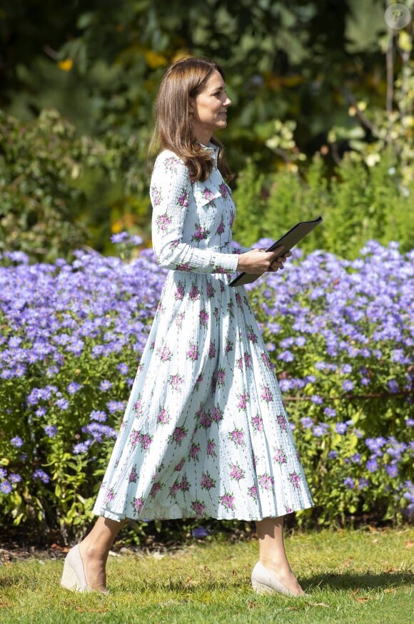 Kate Middleton, duchesse de Cambridge, portait des espadrilles compensées Monsoon lors de l'inauguration du jardin Back to Nature au jardin botanique de Wisley, le 10 septembre 2019.