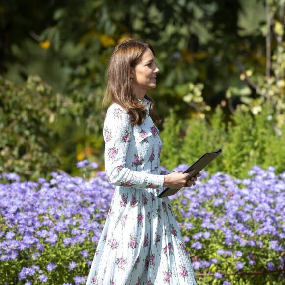 Kate Middleton, duchesse de Cambridge, portait des espadrilles compensées Monsoon lors de l'inauguration du jardin Back to Nature au jardin botanique de Wisley, le 10 septembre 2019.