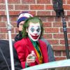 Joaquin Phoenix, maquillé en Joker, tourne une scène du film éponyme dans le quartier du Bronx à New York le 27 novembre 2018.