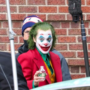 Joaquin Phoenix, maquillé en Joker, tourne une scène du film éponyme dans le quartier du Bronx à New York le 27 novembre 2018.