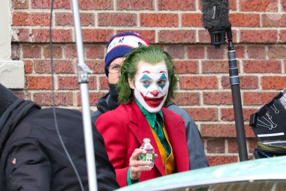 Joaquin Phoenix, maquillé en Joker, tourne une scène du film éponyme dans le quartier du Bronx à New York le 27 novembre 2018.