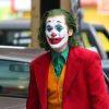Joaquin Phoenix, maquillé en Joker, tourne une scène du film éponyme dans le quartier du Bronx à New York le 25 novembre 2018.