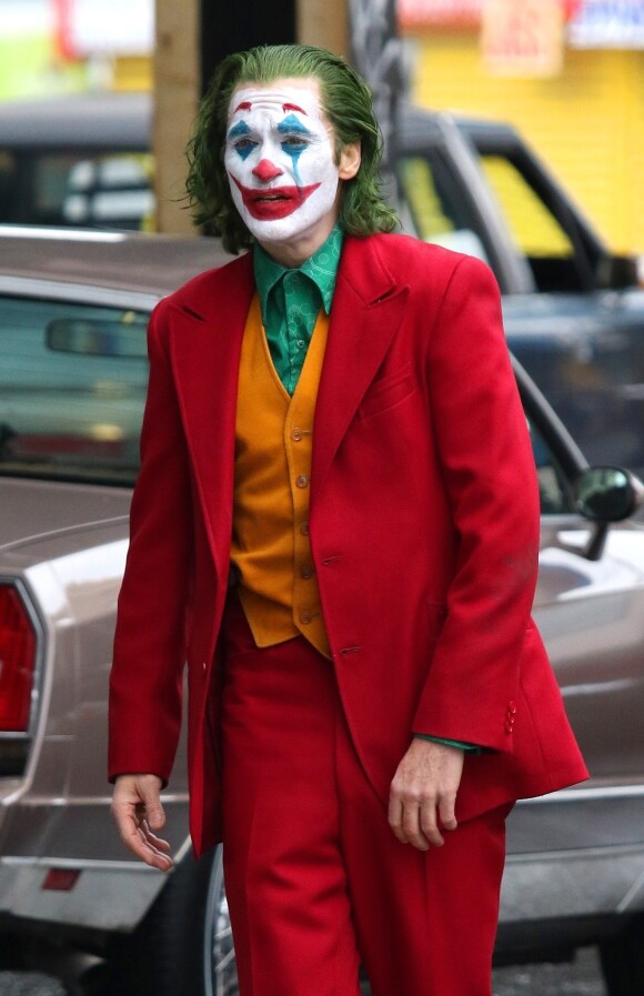 Joaquin Phoenix, maquillé en Joker, tourne une scène du film éponyme dans le quartier du Bronx à New York le 25 novembre 2018.