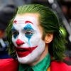 Joaquin Phoenix, maquillé en Joker, tourne une scène du film éponyme dans le quartier du Bronx à New York le 18 novembre 2018.