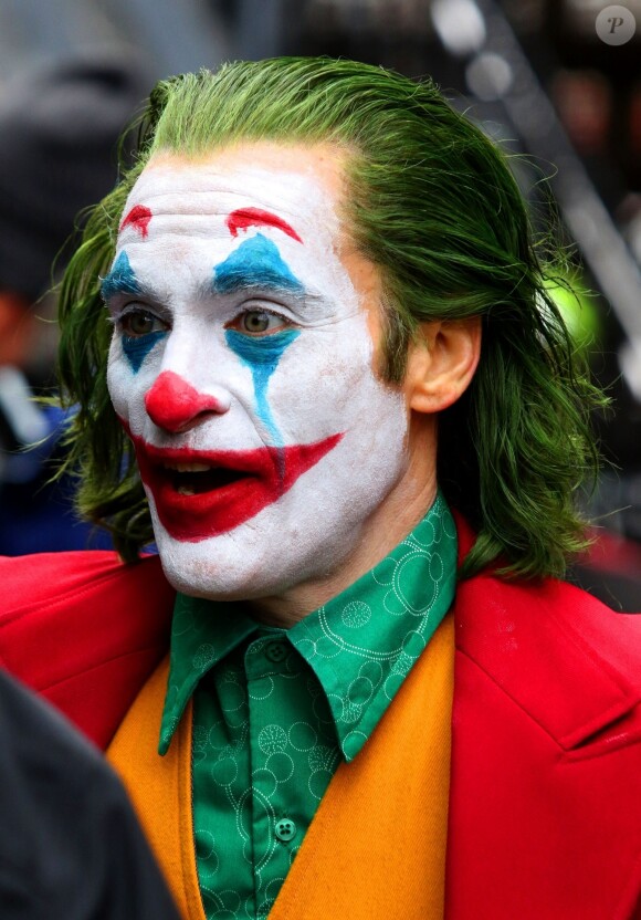 Joaquin Phoenix, maquillé en Joker, tourne une scène du film éponyme dans le quartier du Bronx à New York le 18 novembre 2018.