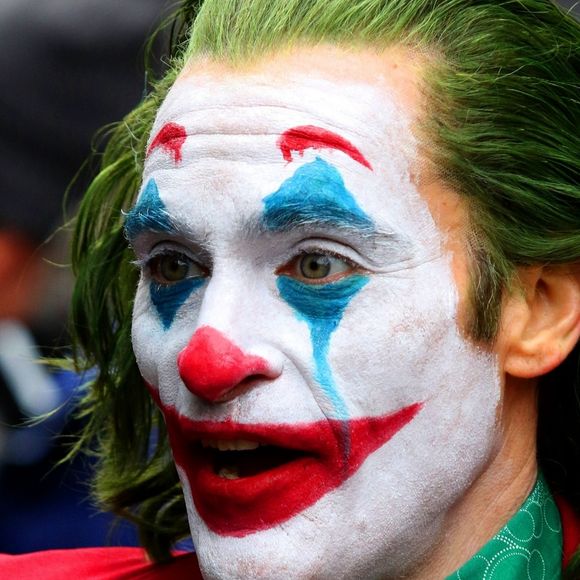 Joaquin Phoenix, maquillé en Joker, tourne une scène du film éponyme dans le quartier du Bronx à New York le 18 novembre 2018.