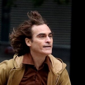 Joaquin Phoenix fait une chute dans les rues de Manhattan lors du tournage du film "The Joker" à New York, le 21 octobre 2018.