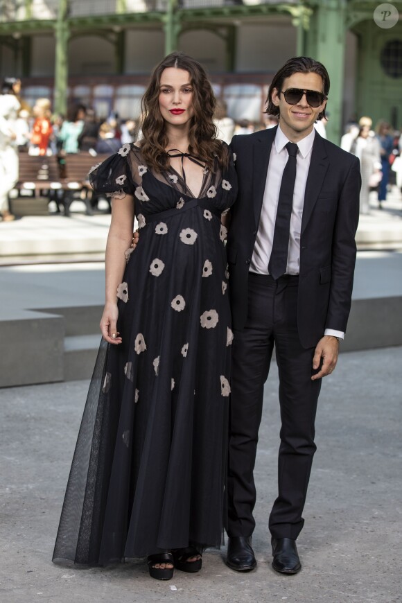 Keira Knightley, enceinte, et son mari James Righton - Les célébrités au photocall du défilé "Chanel Cruise Collection 2020" au Grand Palais. Paris, le 3 mai 2019. © Olivier Borde/Bestimage