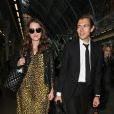 Exclusif - Keira Knightley enceinte porte une magnifique robe léopard à son arrivée en Eurostar accompagnée de son mari James Righton à Londres en provenance de Paris, le 3 mai 2019