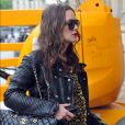 Keira Knightley, enceinte et son mari James Righton sont à Paris à l'occasion du défilé croisière Chanel. Keira porte une robe jaune imprimée léopard, un perfecto, des bottes et un sac à main Chanel en cuirs. Départ de Paris pour Londres, le 3 mai 2019.