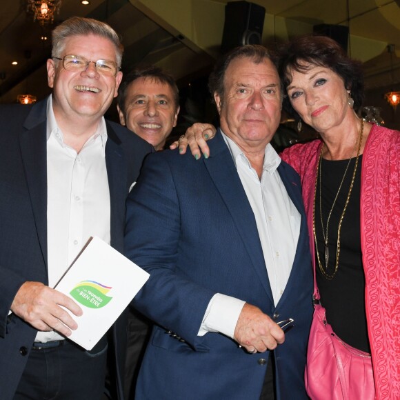 Sylvain Bonnet (fondateur des "Trophées du Bien Etre"), Louis-Michel Colla, Daniel Russo (maître de cérémonie) et la lauréate d'un trophée pour le soutien de l'association "SOS Villages d'Enfants", Anny Duperey lors de la 5ème édition des "Trophées du Bien-Etre" au théâtre de la Gaité-Montmartre à Paris, France, le 16 septembre 2019. © Coadic Guirec/Bestimage