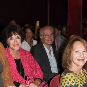 Gérard Darmon, la lauréate d'un trophée pour le soutien de l'association "SOS Villages d'Enfants", Anny Duperey, Bernard Le Coq et Nathalie Baye (marraine de l'évènement) et la lauréate d'un trophée du "Projet pour la conservation des grands singes", Sabrina Krief lors de la 5ème édition des "Trophées du Bien-Etre" au théâtre de la Gaité-Montparnasse à Paris, France, le 16 septembre 2019. © Coadic Guirec/Bestimage