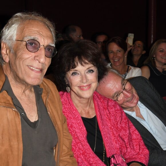 Gérard Darmon, la lauréate d'un trophée pour le soutien de l'association "SOS Villages d'Enfants", Anny Duperey et Bernard Le Coq lors de la 5ème édition des "Trophées du Bien-Etre" au théâtre de la Gaité-Montparnasse à Paris, France, le 16 septembre 2019. © Coadic Guirec/Bestimage