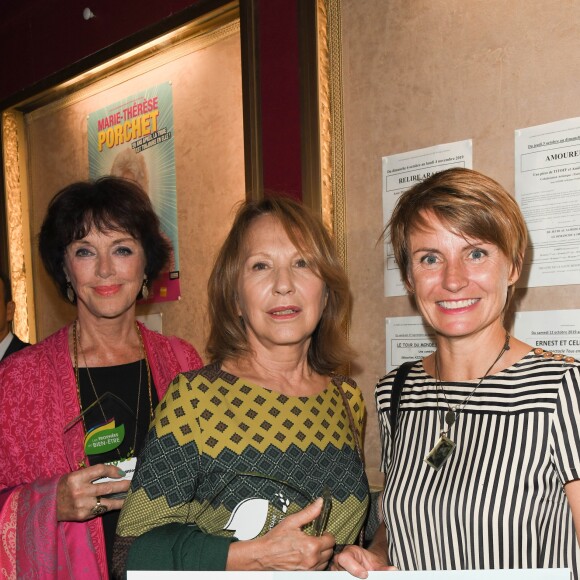 La lauréate d'un trophée pour le soutien de l'association "SOS Villages d'Enfants", Anny Duperey, Nathalie Baye (marraine de l'évènement) et la lauréate d'un trophée du "Projet pour la conservation des grands singes", Sabrina Krief lors de la 5ème édition des "Trophées du Bien-Etre" au théâtre de la Gaité-Montparnasse à Paris, France, le 16 septembre 2019. © Coadic Guirec/Bestimage