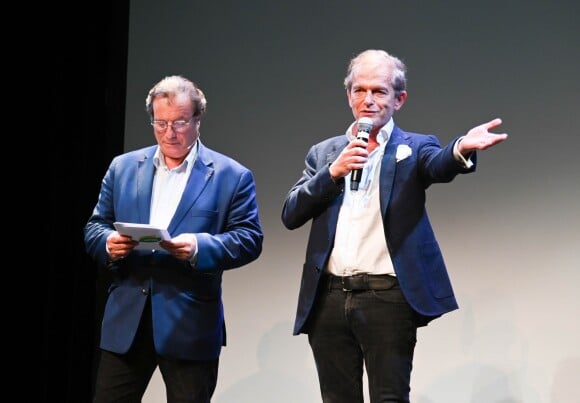 Daniel Russo (maître de cérémonie) et Frédéric Saldmann (docteur) lors de la 5ème édition des "Trophées du Bien-Etre" au théâtre de la Gaité-Montparnasse à Paris, France, le 16 septembre 2019. © Coadic Guirec/Bestimage