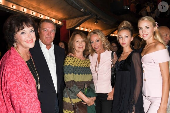 Le prince Charles et la princesse Camilla de Bourbon des Deux-Siciles, duc et duchesse de Castro avec leurs filles Maria Carolina et Maria Chiara et Nathalie Baye (marraine de l'évènement) et la lauréate d'un trophée pour le soutien de l'association "SOS Villages d'Enfants", Anny Duperey lors de la 5ème édition des "Trophées du Bien-Etre" au théâtre de la Gaité-Montparnasse à Paris, France, le 16 septembre 2019. © Coadic Guirec/Bestimage