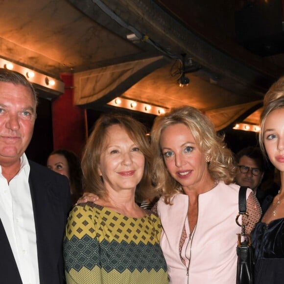 Le prince Charles et la princesse Camilla de Bourbon des Deux-Siciles, duc et duchesse de Castro avec leurs filles Maria Carolina et Maria Chiara et Nathalie Baye (marraine de l'évènement) et la lauréate d'un trophée pour le soutien de l'association "SOS Villages d'Enfants", Anny Duperey lors de la 5ème édition des "Trophées du Bien-Etre" au théâtre de la Gaité-Montparnasse à Paris, France, le 16 septembre 2019. © Coadic Guirec/Bestimage