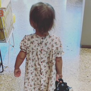 Laura Tenoudji partage une photo de sa fille Bianca, 2 ans, qui lui a volé son nouveau sac à main. Instagram, le 13 septembre 2019.