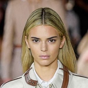 Kendall Jenner défile pour Burberry, collection printemps/été 2020, à la Fashion Week de Londres au Troubador White City Theatre. Le 16 septembre 2019.