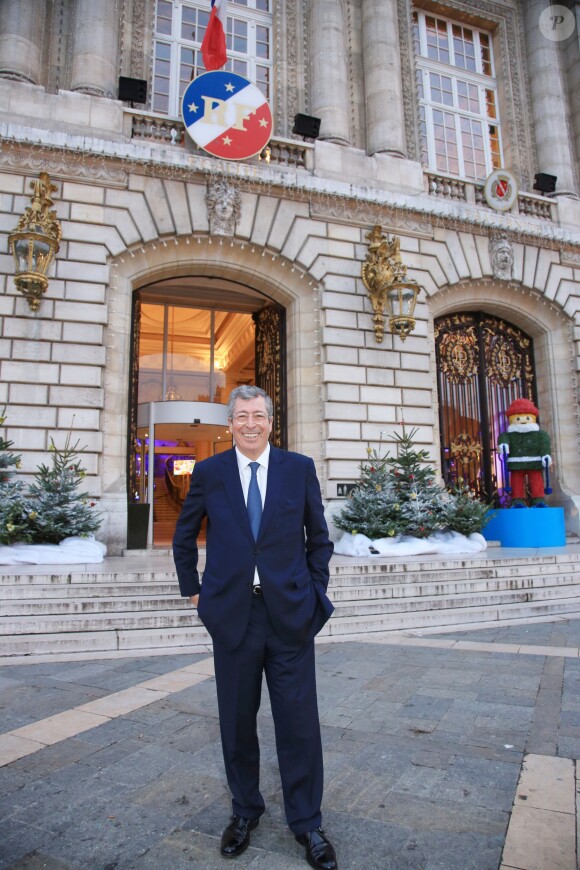 Exclusif - Patrick Balkany pose devant sa mairie à Levallois-Perret. Le 18 décembre 2015 © Céline Bonnarde / Bestimage