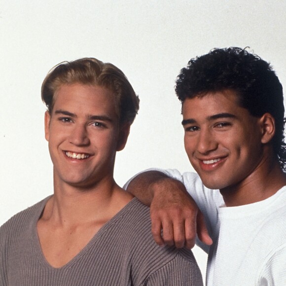 Mark-Paul Gosselaar et Mario Lopez à l'époque de "Sauvés par le gong", 1993.