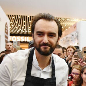 Cyril Lignac est l'invité "Star" de ShowColat le 2 novembre 2018. Cette semaine dédiée au chocolat organisée par CAP 3000, la galerie commerciale de Saint-Laurent du Var, près de Nice, a commencé le 27 octobre pour se terminer le 4 novembre. Après un cours de pâtisserie en public où, aidé par des marmitons de tout âges tirés au sort dans le public, il a préparé un fondant au chocolat, Cyril Lignac a signé son dernier livre "La pâtisserie" et rencontré ses fans venus en très grand nombre. La file d'attente s'étalait jusqu'à l'extérieur du Centre commercial. © Bruno Bebert/Bestimage