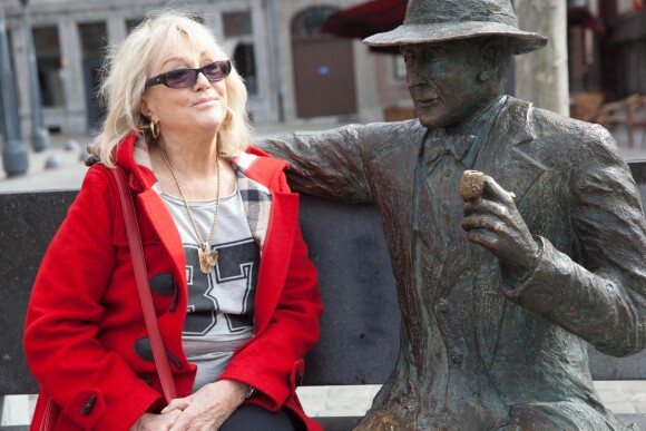 Exclusif - Mylène Demongeot pose avec la statue de Georges Simenon sur un banc dans les rues de Liège. Le 27 avril 2014
