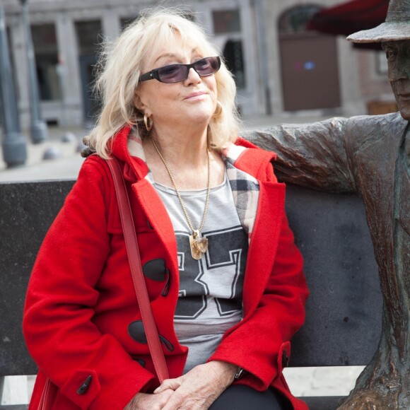 Exclusif - Mylène Demongeot pose avec la statue de Georges Simenon sur un banc dans les rues de Liège. Le 27 avril 2014