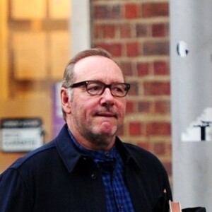 Exclusif - L'acteur américain Kevin Spacey quitte le restaurant Beaufort House à Chelsea, un livre à la main. L'homme qui l'accusait d'agression sexuelle a retiré sa plainte, l'acteur a également reçu le soutien de Judi Dench. Londres, le 9 juillet 2019