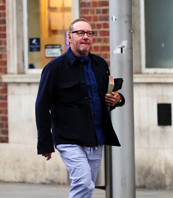 Exclusif - L'acteur américain Kevin Spacey quitte le restaurant Beaufort House à Chelsea, un livre à la main. L'homme qui l'accusait d'agression sexuelle a retiré sa plainte, l'acteur a également reçu le soutien de Judi Dench. Londres, le 9 juillet 2019