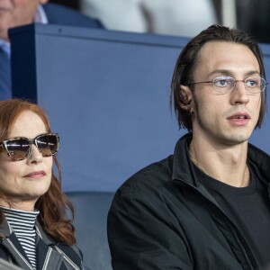 Roméo Elvis et Isabelle Huppert dans les tribunes lors du match UEFA Ligue des Champions groupe A, opposant le Paris Saint-Germain (PSG) au Real Madrid au Parc des Princes à Paris, France, le 18 septembre 2019. Le PSG a gagné 3-0. © Cyril Moreau/Bestimage