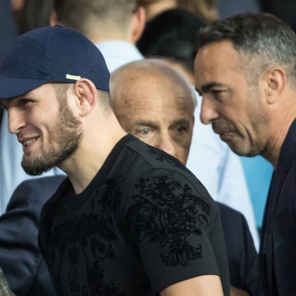 Claude Makélélé et Khabib Nurmagomedov dans les tribunes lors du match UEFA Ligue des Champions groupe A, opposant le Paris Saint-Germain (PSG) au Real Madrid au Parc des Princes à Paris, France, le 18 septembre 2019. Le PSG a gagné 3-0. © Cyril Moreau/Bestimage