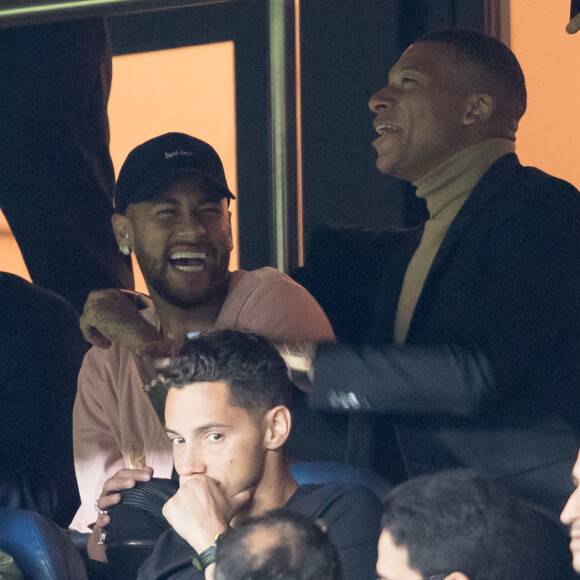 Neymar Jr. et Kylian Mbappé dans les tribunes lors du match UEFA Ligue des Champions groupe A, opposant le Paris Saint-Germain (PSG) au Real Madrid au Parc des Princes à Paris, France, le 18 septembre 2019. Le PSG a gagné 3-0. © Cyril Moreau/Bestimage