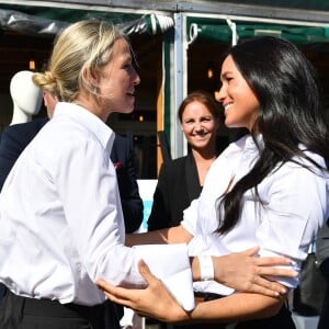 Meghan Markle, duchesse de Sussex et Misha Nonoo au magasin John Lewis sur Oxford Street pour le lancement de la collection capsule Smart Works à Londres le 12 septembre 2019.  The Duchess of Sussex (right) hugs designer Misha Nonoo at the launch the Smart Works capsule collection at John Lewis in Oxford Street, London.12/09/2019 - Londres