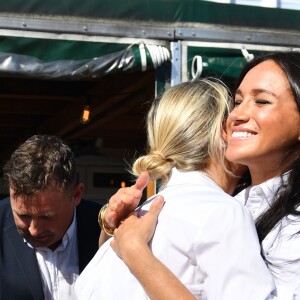 Meghan Markle, duchesse de Sussex et Misha Nonoo au magasin John Lewis sur Oxford Street pour le lancement de la collection capsule Smart Works à Londres le 12 septembre 2019.  The Duchess of Sussex (right) hugs designer Misha Nonoo at the launch the Smart Works capsule collection at John Lewis in Oxford Street, London.12/09/2019 - Londres