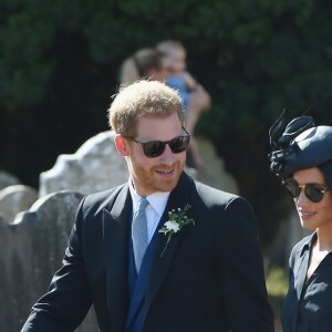 Le prince Harry, duc de Sussex, et Meghan Markle, duchesse de Sussex, au mariage de Charlie Van Straubanzee et Daisy Jenkins en l'église Saint-Marie-La-Vierge à Frensham, le 4 août 2018.