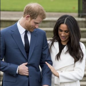 Le Prince Harry et Meghan Markle posent à Kensington palace après l'annonce de leur mariage au printemps 2018 à Londres le 27 novembre 2017.