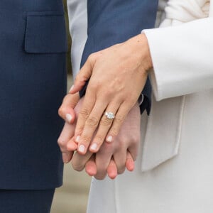 Le Prince Harry et Meghan Markle posent à Kensington palace après l'annonce de leur mariage au printemps 2018 à Londres le 27 novembre 2017.