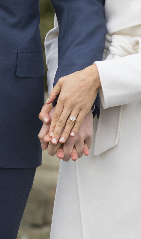 Le Prince Harry et Meghan Markle posent à Kensington palace après l'annonce de leur mariage au printemps 2018 à Londres le 27 novembre 2017.