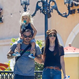 Brian Austin Green, sa femme Megan Fox et leur fils Journey River sont allés déjeuner dans un restaurant à Calabasas. L'acteur joue dans le reboot de la série '90210', le 16 août 2019.