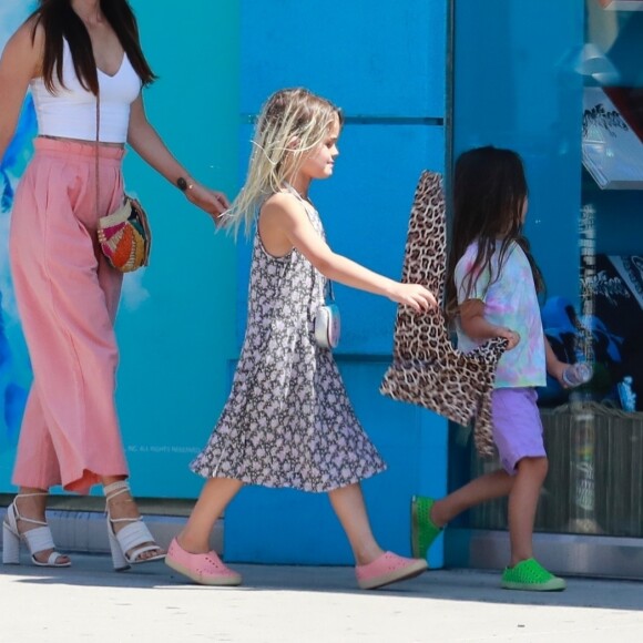 Megan Fox et son mari Brian Austin Green sont allés déjeuner avec leurs enfants Bodhi et Noah à Los Angeles, le 14 juillet 2019