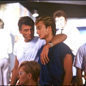 Johnny et son fils David Hallyday sur un plateau de télévision en 1985 à Paris.