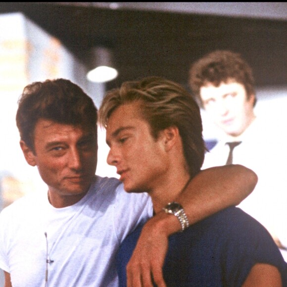 Johnny et son fils David Hallyday sur un plateau de télévision en 1985 à Paris.