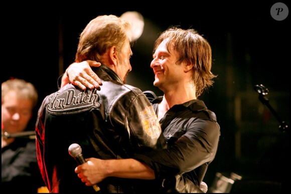 David Hallyday et son père Johnny en concert à Paris à La Cigale en 2008.
