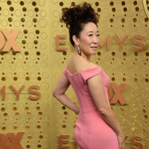 Sandra Oh (en Zac Posen) aux Emmy Awards à Los Angeles, le 22 septembre 2019.