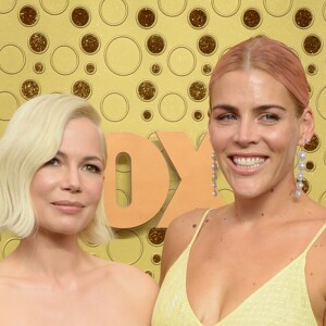 Michelle Williams, Busy Phillips (en Lela Rose) aux Emmy Awards à Los Angeles, le 22 septembre 2019.