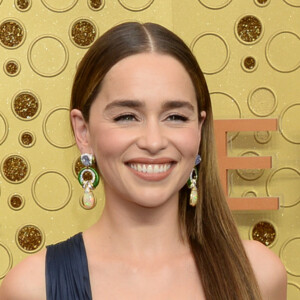 Emilia Clarke (en Valentino Haute Couture) aux Emmy Awards à Los Angeles, le 22 septembre 2019.
