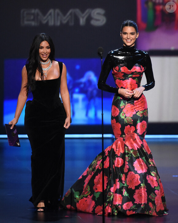 Kim Kardashian (en robe Vivienne Westwood) et sa soeur Kendall Jenner (en Richard Quinn) aux Emmy Awards de Los Angeles, le 22 septembre 2019. 